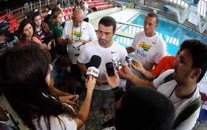 Hugo Parisi atende a imprensa em Londres: sonho de ir à final da plataforma de 10m (Foto: Satiro Sodré / Agif)